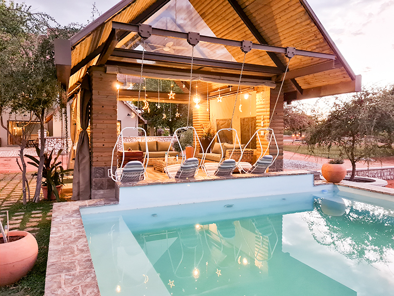 Callies Game Lodge Pool & Deck